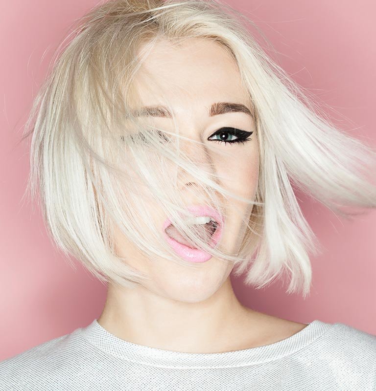 Frau mit kurzen, dünnen Haaren